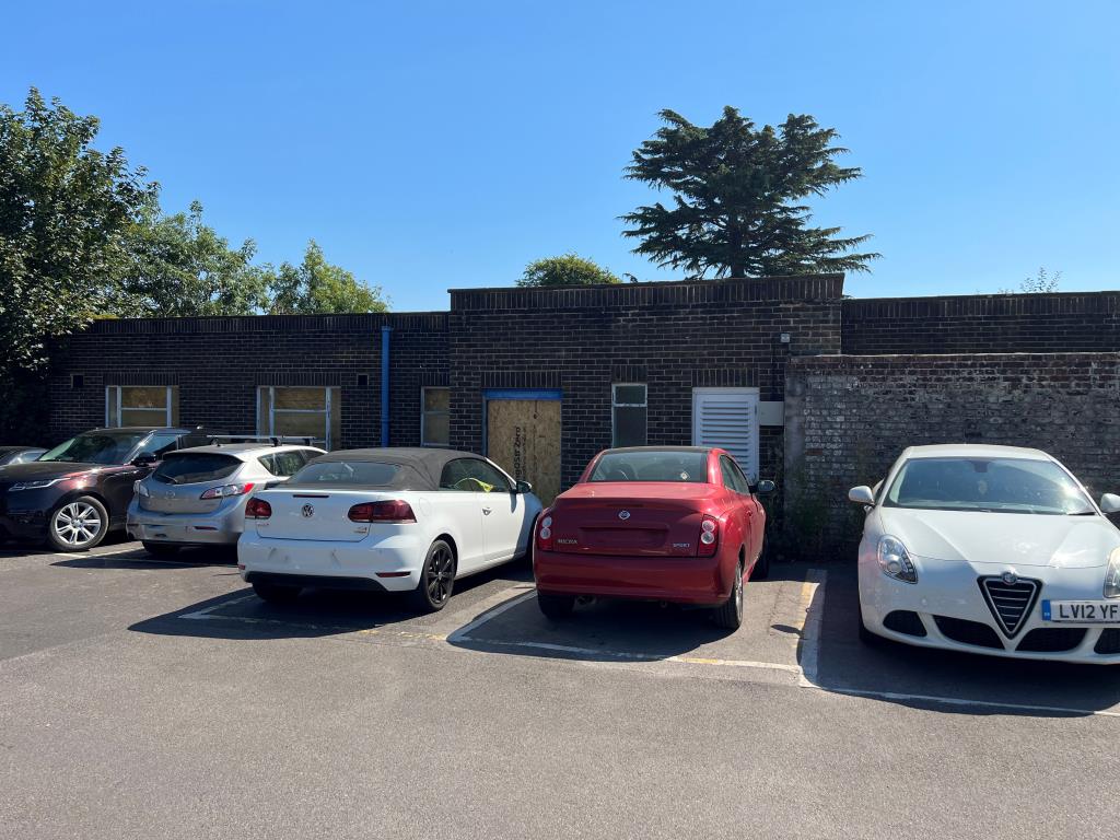 Lot: 41 - VACANT TOWN CENTRE COMMERCIAL BUILDING FOR REFURBISHMENT -
